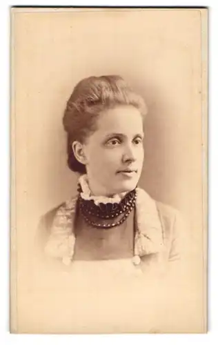 Fotografie E. G. Lacey, Morristown, Junge Dame im Kleid mit Perlenketten