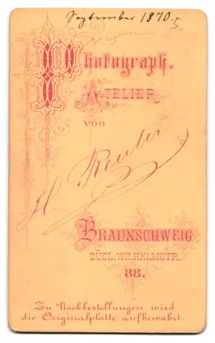 Fotografie H. Reuter, Braunschweig, Südl. Wilhelmstrasse 88, Kleinkind im Kleidchen auf Stuhl, 1870