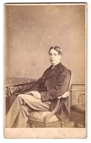 Fotografie S. J. Wiseman, Southampton, 15, Above Bar, Junger Herr in Anzugjacke u. Krawatte