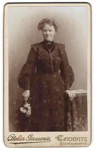 Fotografie Atelier Germania, Chemnitz, Zwickauerstrasse 2, Junge Dame im Kleid