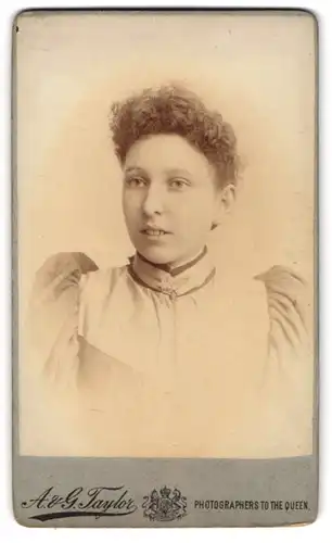 Fotografie A. & G. Taylor, Sunderland, 12, Norfolk St., Junge Dame im Kleid mit Puffärmeln