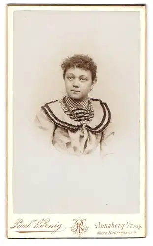 Fotografie Paul Körnig, Annaberg i. Erzg., Obere Badergasse 4, Junge Dame im modischen Kleid
