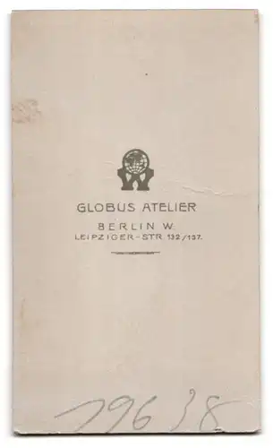 Fotografie Atelier Globus, Berlin, Leipziger-Strasse 132-137, Junge Dame in hübscher Kleidung