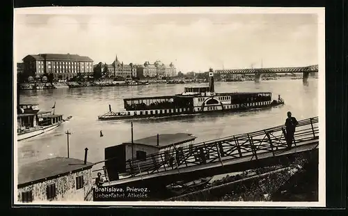 AK Bratislava, Uferpartie mit Dampfer