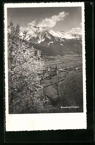 AK Bramberg /Pinzgau, Ortsansicht mit Alpenpanorama im Frühling