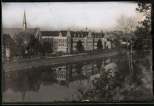 Fotografie Brück & Sohn Meissen, Ansicht Grimma i. Sa., Blick über den Fluss auf die Fürstenschule