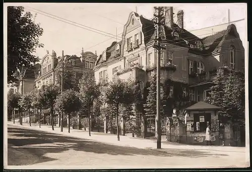 Fotografie Brück & Sohn Meissen, Ansicht Bad Elster, Strassenpartie am Landfrauenheim, Kiosk mit Ansichtskarten Verkauf