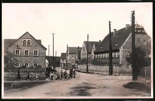 Fotografie Brück & Sohn Meissen, Ansicht Zadel, Dorfstrasse mit Kindern und Wohnhäusern
