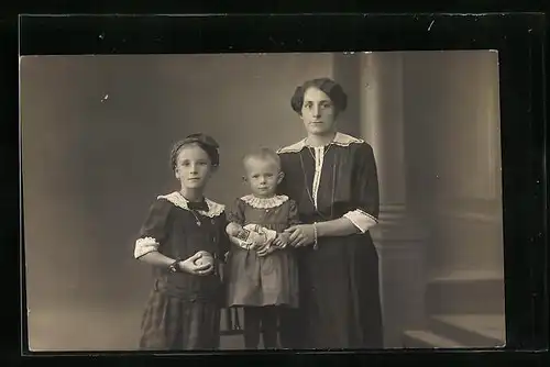 Foto-AK Bürgerliche Dame und zwei Kinder mit Puppe