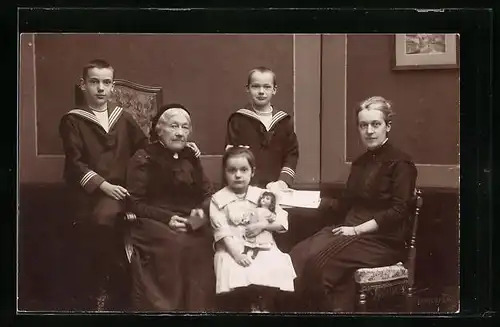 Foto-AK Ältere Dame mit junger Frau und drei Kindern mit Puppe