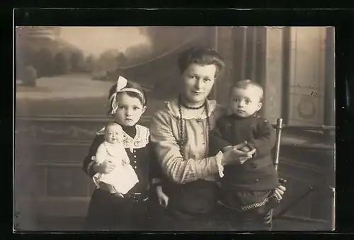 AK Mädchen mit Puppe, Mutter und kleinem Bruder