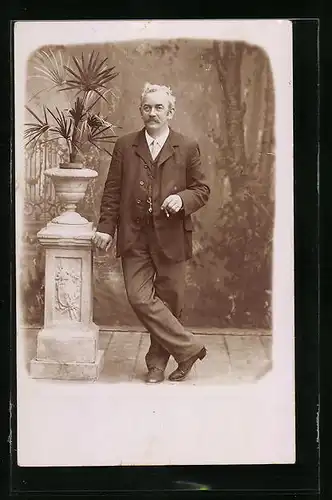 Foto-AK Bürgerlicher Herrr mit Zigarillo in einer Studiokulisse