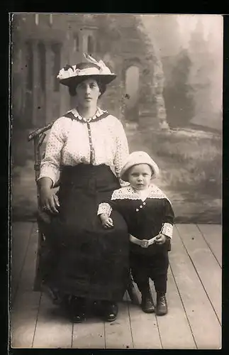 Foto-AK Mutter mit ihrem Kind in Studiokulisse