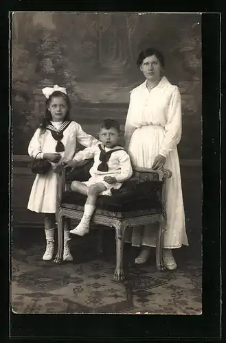 Foto-AK Mutter im Kleid mit ihren Kindern in Matrosenanzügen in Studiokulisse