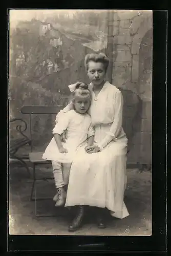 Foto-AK Mutter im Kleid mit ihrer Tochter in Studiokulisse