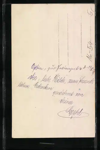 Foto-AK Mutter im Kleid mit ihrer Tochter in Studiokulisse