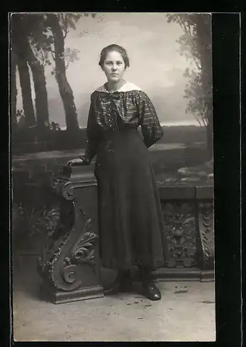 Foto-AK Dame mit Bluse und Rock in Studiokulisse