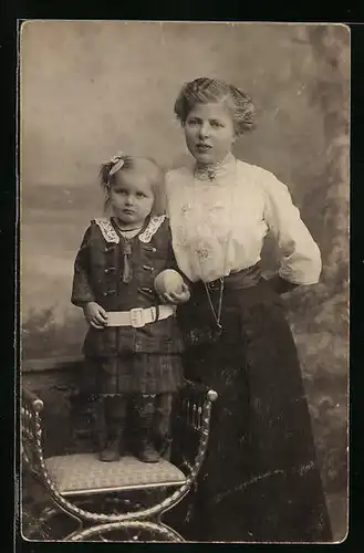 Foto-AK Mutter mit Tochter in Studiokulisse
