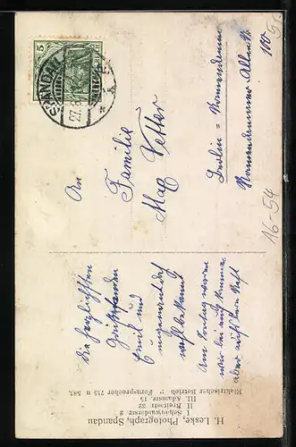 Foto-AK Mutter mit Strohut neben ihrem Kind in Studiokulisse