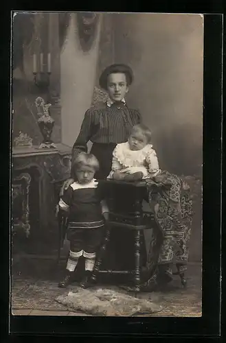 Foto-AK Mutter mit ihren Kindern in Studiokulisse