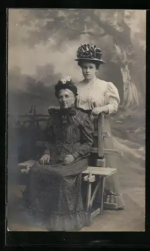 Foto-AK Grossmutter mit Kind in Studiokulisse