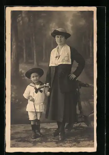 Foto-AK Mutter mit Söhnchen im Matrosenanzug