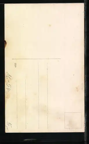 Foto-AK Mutter mit ihren Kindern mit Spielzeug in Studiokulisse