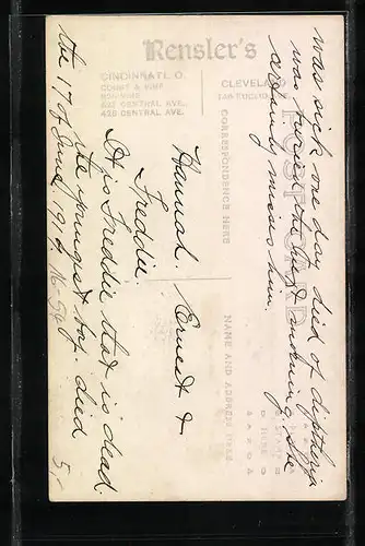 Foto-AK Mutter neben ihren Kindern in Studiokulisse