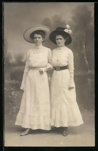 Foto-AK Damen in weissen Kleidern mit Hüten in Studiokulisse