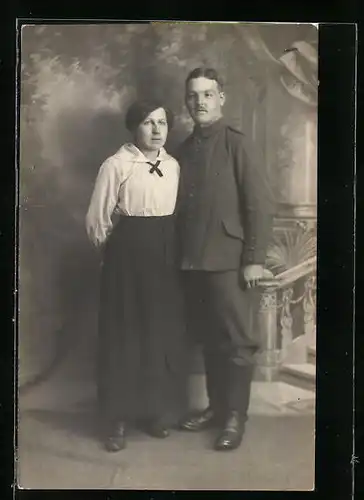 Foto-AK Soldat und seine Liebste in Studiokulisse