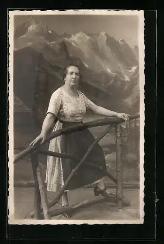 Foto-AK Dame im Kleid in Studiokulisse 1926