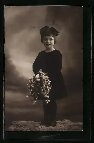 Foto-AK Mädchen mit Blumenbouquet und Schleife im Haar in Studiokulisse
