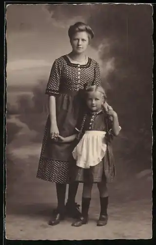 Foto-AK Mutter neben ihrer Tochter in Studiokulisse
