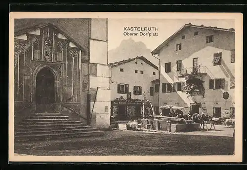 AK Kastelruth, Oberer Dorfplatz mit Kirchenportal und Brunnen