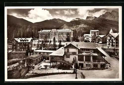 AK S. Martino di Castrozza, Palace Hotel Sass Maor mit Strasse aus der Vogelschau