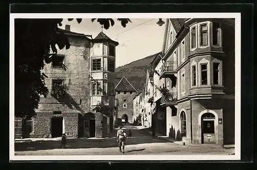 AK Glorenza /Venosta, Strassenpartie mit Tor