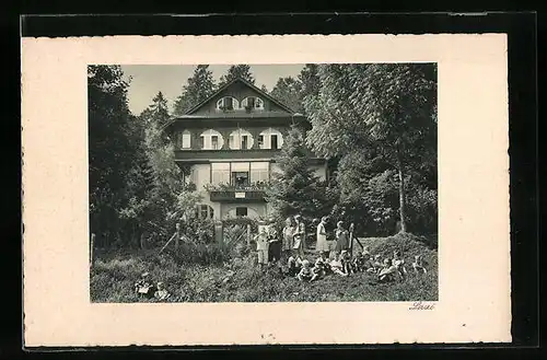 AK Freudenstadt /Schwarzw., Kindersanatorium Dr. Eichhorn mit Kindergruppe im Garten