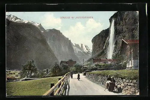 AK Lauterbrunnen, Strasse mit Anwohnern und Wasserfall
