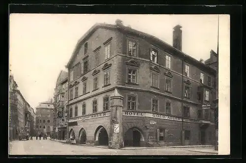 AK Innsbruck, Strassenpartie am Hotel gold. Adler