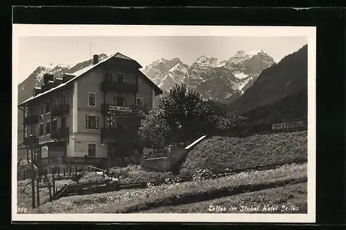 AK Telfes i. Stubai, Das Hotel Serles mit Blick auf die Berge