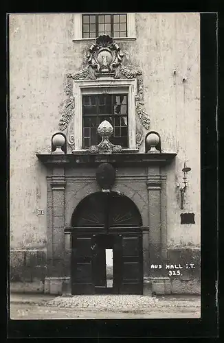 AK Hall, Prächtiges Portal