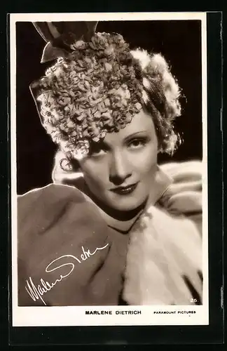 AK Schauspielerin Marlene Dietrich mit ungewöhnlichem Hut