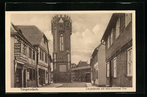 AK Tangermünde, Langestrasse mit Hühnerdorfer-Tor