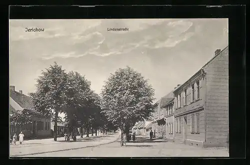 AK Jerichow, Lindenstrasse mit Passanten