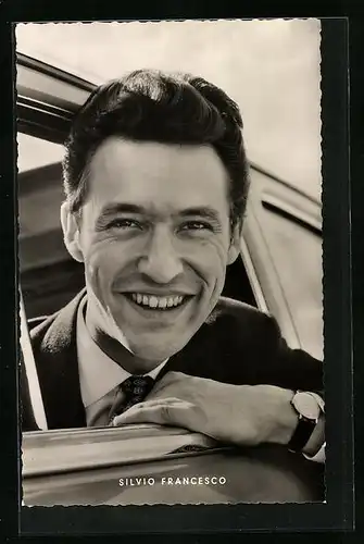 AK Schauspieler Silvio Francesco lächelnd aus Auto schauend porträtiert