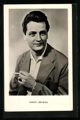 AK Schauspieler Horst Drinda raucht eine Zigarette