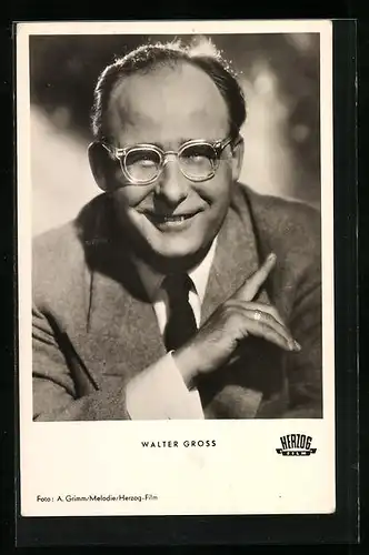 AK Schauspieler Walter Gross mit Nickelbrille und erhobenen Finger