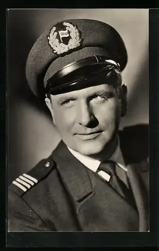 AK Schauspieler Günther Simon in Uniform mit Schirrmmütze