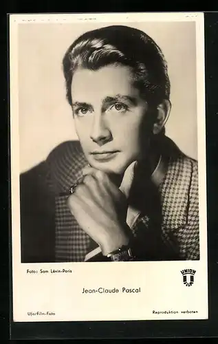 AK Schauspieler Jean-Claude Pascal in Denkerpose