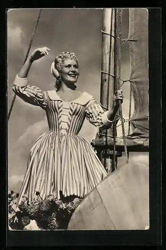AK Schauspielerin Lore Frisch mit gestreiftem Kleid posiert an einem Segel